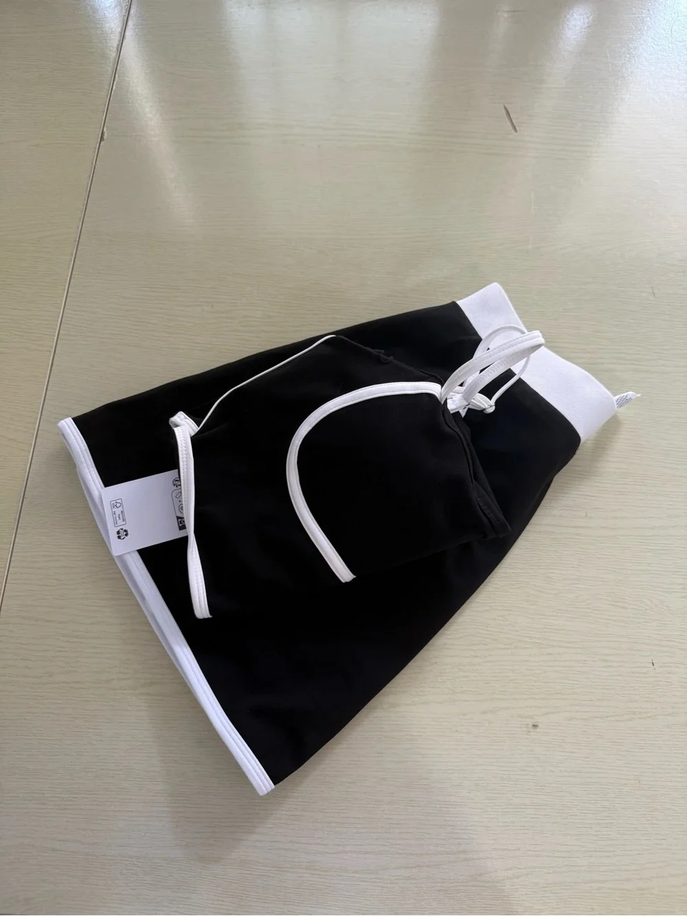 ALO Yoga Black & White Contrast Sports Bra Set